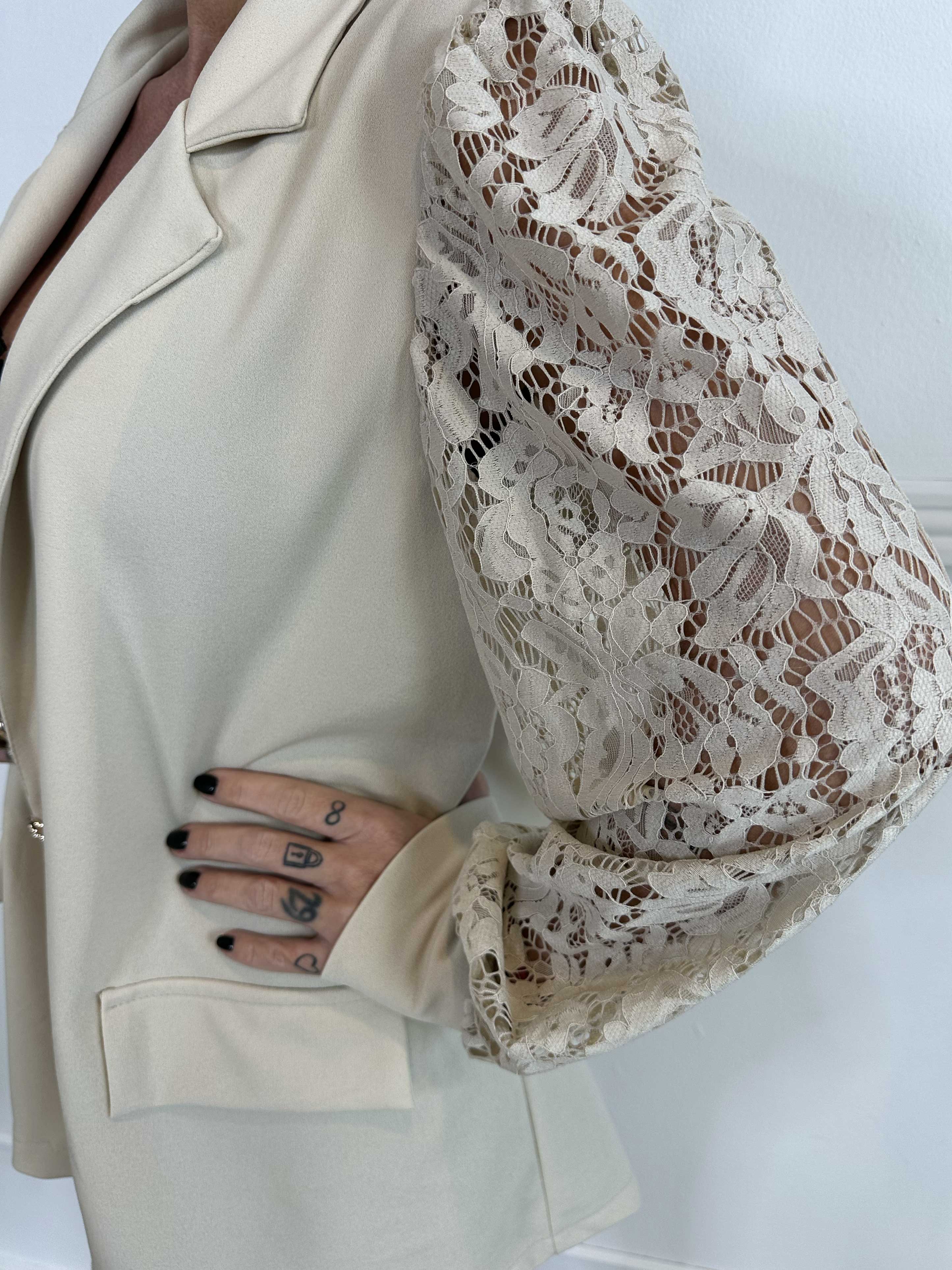 Kata Lace - Oversized blazer med ärmar i spets